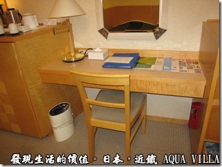 日本伊勢志摩市的近鐵水上別墅飯店(Hotel Kintetsu Aquavilla Ise-Shima)，房間內的設備都是小小地，連書桌也是小小一片木頭而已，電視機更是小得可憐，大概只有24吋吧！