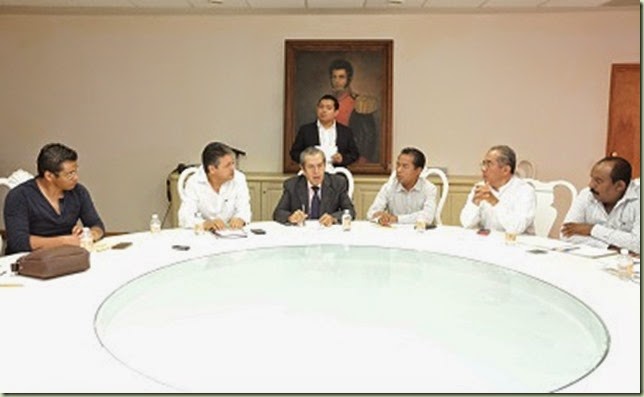 PIE DE FOTO - EL GOBERNADOR ROGELIO ORTEGA MARTÍNEZ SOSTUVO UNA REUNIÓN CON INTEGRANTES DE LA ORGANIZACIÓN DE PRODUCTORES DE MAÍZ