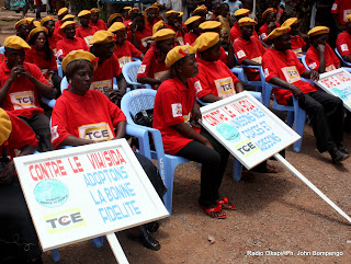 Les membres d'une ONG(TCE) de luttes contre le VIH/SIDA assissent avec des panneaux ce 6/11/2009 à Lubumbashi, lors du lancement officiel du programme TCE dans la province du Katanga. Radio Okapi/ Ph.  John Bompengo