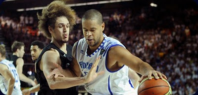 New Zealand's forward Isaac Fotu (L) vies with Finland's center Gerald Lee (R) during the 2014 FIBA World basketball championships group C match Finland vs New Zealand at the Bizkaia Arena in Bilbao on September 4, 2014. AFP PHOTO/ ANDER GILLENEA