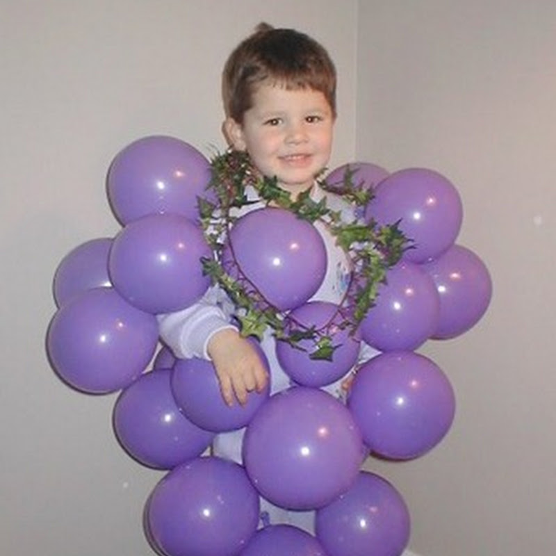 Disfraz de racimo de uvas hecho con globos