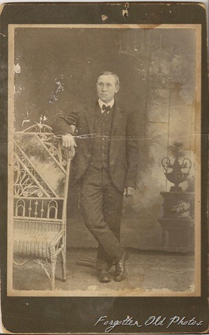 Cabinet Card Man with tie usiung posing stand Duluth