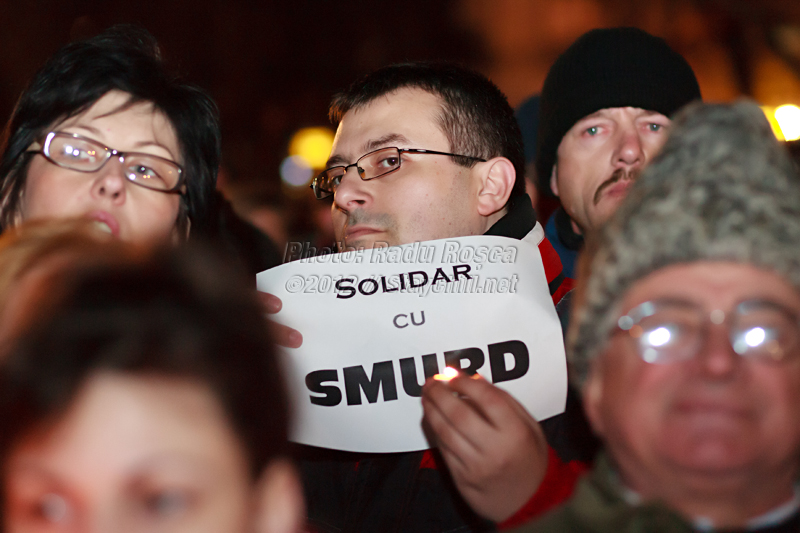 Un protestatar afișează un mesaj de solidaritate la mitingul spontan de susținere a fostului subsecretar de stat în Ministerul Sănătății și a serviciului de urgență SMURD, desfășurat în municipiul Tîrgu Mureș, joi 12 ianuarie 2012.