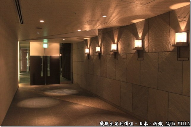 日本伊勢志摩市的近鐵水上別墅飯店(Hotel Kintetsu Aquavilla Ise-Shima)，巧妙的運用光影的效果應造出一種溫馨的氣氛。