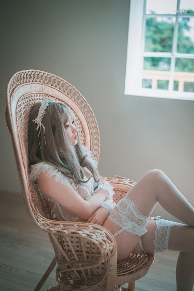 DJAWA Photo – Bambi (밤비) – “Reine de Blanc (B-side)”