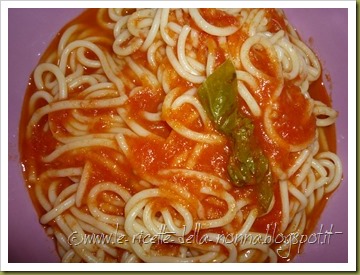 Spaghetti al sugo di pomodoro e basilico (7)