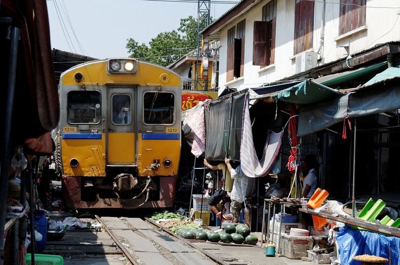 maeklong-railway-market-13