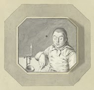 Man, die leest bij kaarslicht