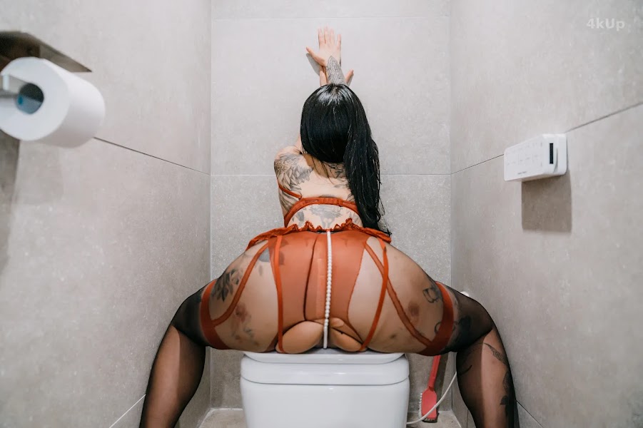 Jeon Bo-Yeon (전보연) Toilet Girl