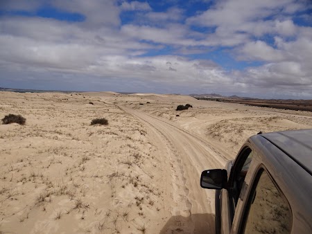 28. Cu masina prin desert.JPG