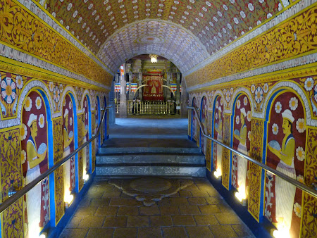 Atractii Sri Lanka: intrare templul dintelui