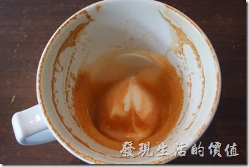 台南-綠帕克咖啡館。這杯是熱拿鐵咖啡，也拉出了一個心型的花，雖然也不錯喝，不過這杯拿鐵跟卡布比起來就稍苦了一點。
