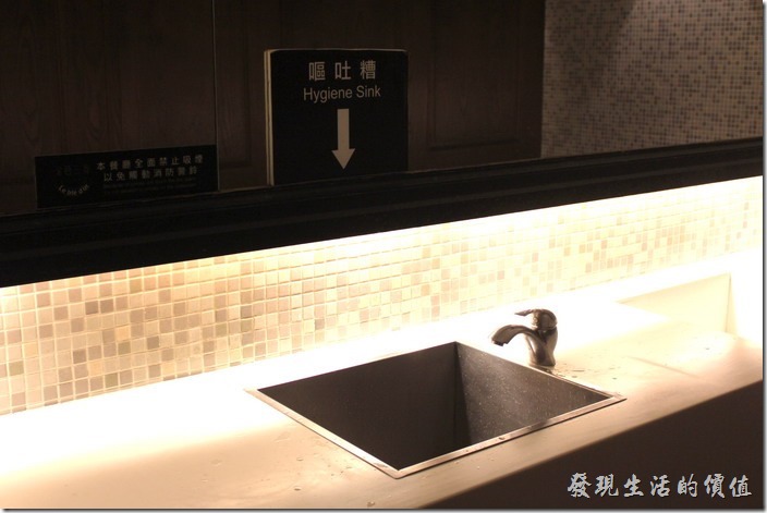 金色三麥美麗華店的廁所內還特別準備一個【嘔吐槽】，果然夠貼心，知道台灣人拼酒的文化。