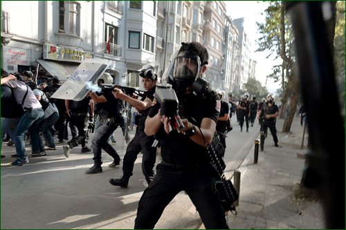 Турецкая полиция разгоняет протестующих