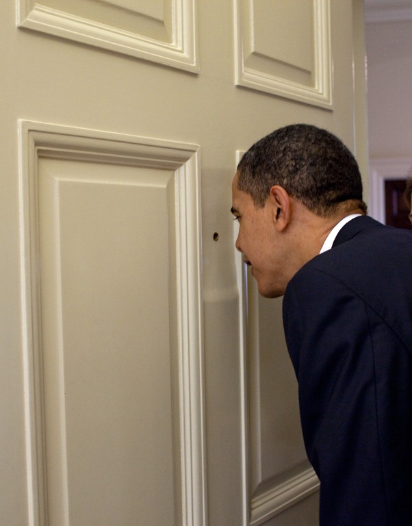 [Barack_Obama_looking_through_the_Oval_Office_door_peephole%255B4%255D.jpg]
