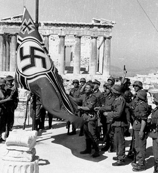 солдаты устанавливают флаг Третьего рейха на афинском Акрополе