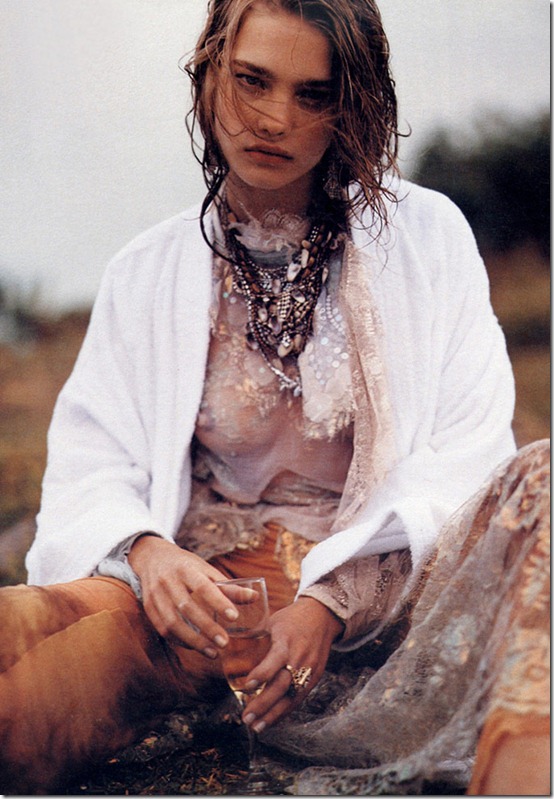 w-july2002-vodianova-8