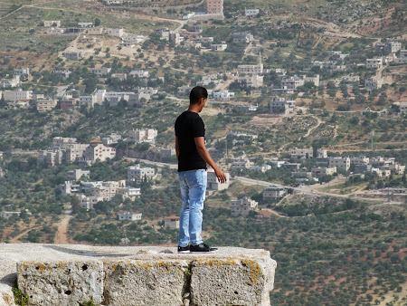 Sus, pe ziduri la Ajloun