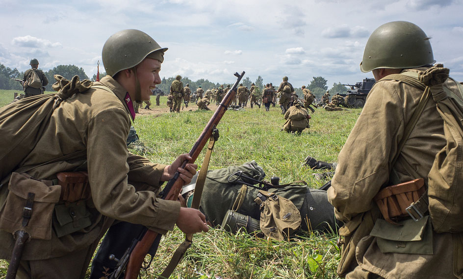 Год под бой. Военные фотографии на поле боя. Передвижение на поле боя фото.