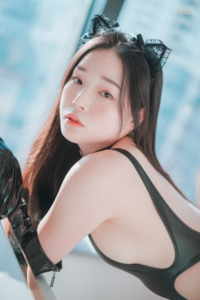 DJAWA Photo – Pia (피아) Black Cat & Gold Python