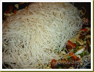 Spaghetti cinesi vegan con verdure e funghi (8)