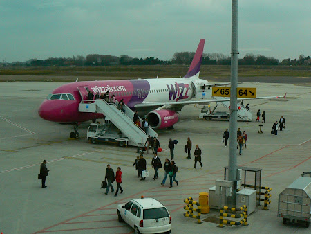 1. WizzAir la Charleroi.JPG