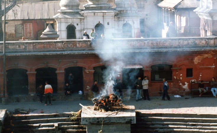 Imagini Nepal: incinerare la Pashupatinath.jpg