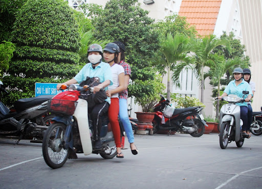 Các tình nguyện viên đưa các em đến trường thi