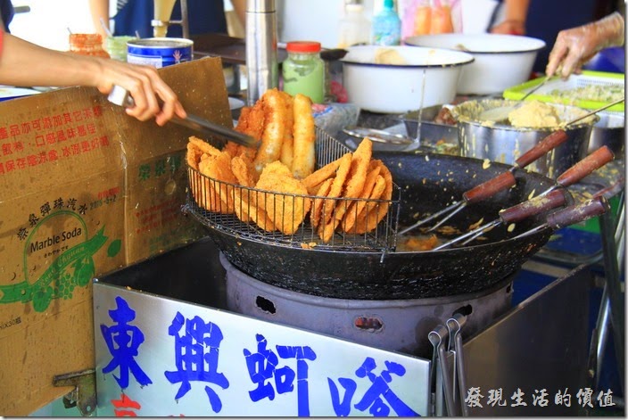 台南東興蚵嗲總共有兩個油鍋，一個專門炸蚵嗲以外的炸物，如花枝、甜芋派、番薯、鹹粿...等。