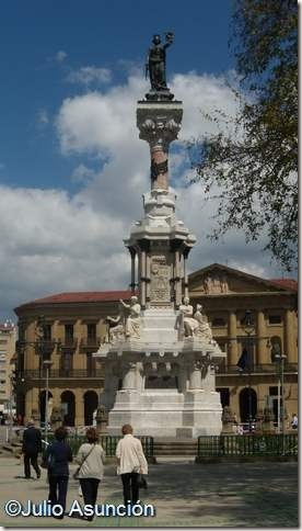 Monumento a los Fueros en el Paseo Sarasate - Pamplona