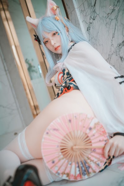 DJAWA Photo – Bambi (밤비) Le Chat Porte un Qípáo