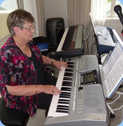 Barbara McNab getting proceedings going with some great playing on the Yamaha PSR-910