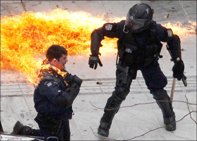 polícia grego em chamas