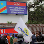 Des opposants et des journalistes le 5/9/2011 à Kinshasa, lors du dépôt de la candidature d’Etienne Tshisekedi pour la présidentielle 2011, devant le bureau de réception, traitement des candidatures et accréditation des témoins et observateurs de la Ceni à  Kinshasa. Radio Okapi/ Ph. John Bompengo