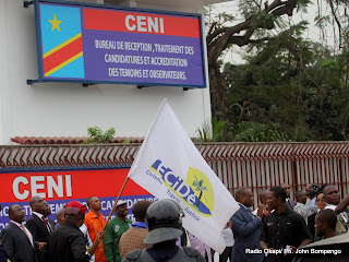 Des opposants et des journalistes le 5/9/2011 à Kinshasa, lors du dépôt de la candidature d’Etienne Tshisekedi pour la présidentielle 2011, devant le bureau de réception, traitement des candidatures et accréditation des témoins et observateurs de la Ceni à Kinshasa. Radio Okapi/ Ph. John Bompengo