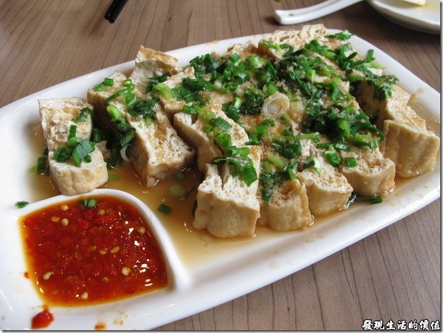上海-吉亨麵館御橋店。滷豆腐RMB12。來這裡的客人很大多喜歡這一味，尤其是沾著盤中的特調辣椒醬，口感更勝一籌，不過得提醒這是一道熱菜。