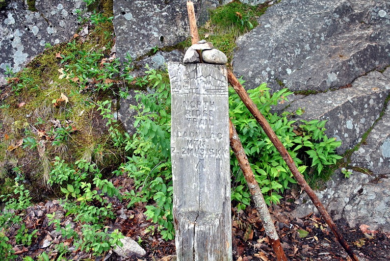 [02%2520-%2520Trailhead%2520marker%2520with%2520cairn%2520and%2520poles%255B6%255D.jpg]
