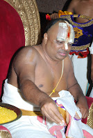 Mantrakshathai - Swamiji blessing His devotees and giving the akshada aseervadam that is to be taken home