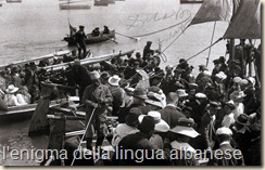 La buona società di Durazzo si imbarca sulle lance della Marina italiana per festeggiare all'arrivo i Principi di Wied.