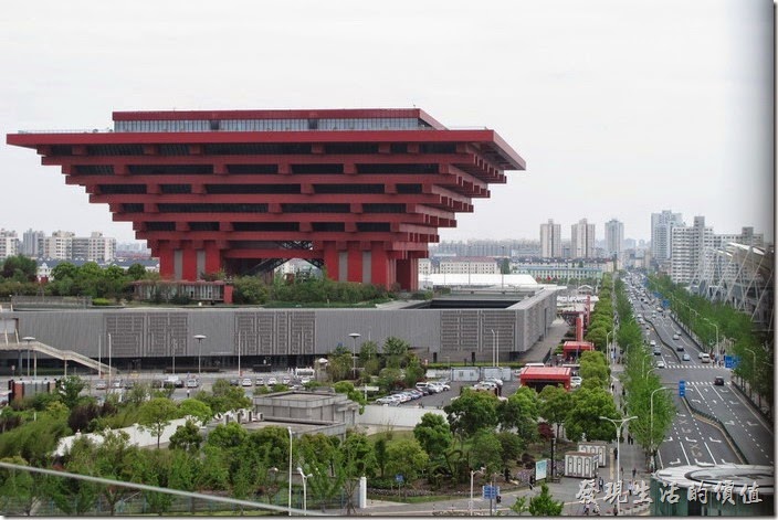 上海-望湘園。從世博文化中心也可以遙望隔壁由許多的中文【華】字所組成的中華藝術宮(前世博會中國館)。