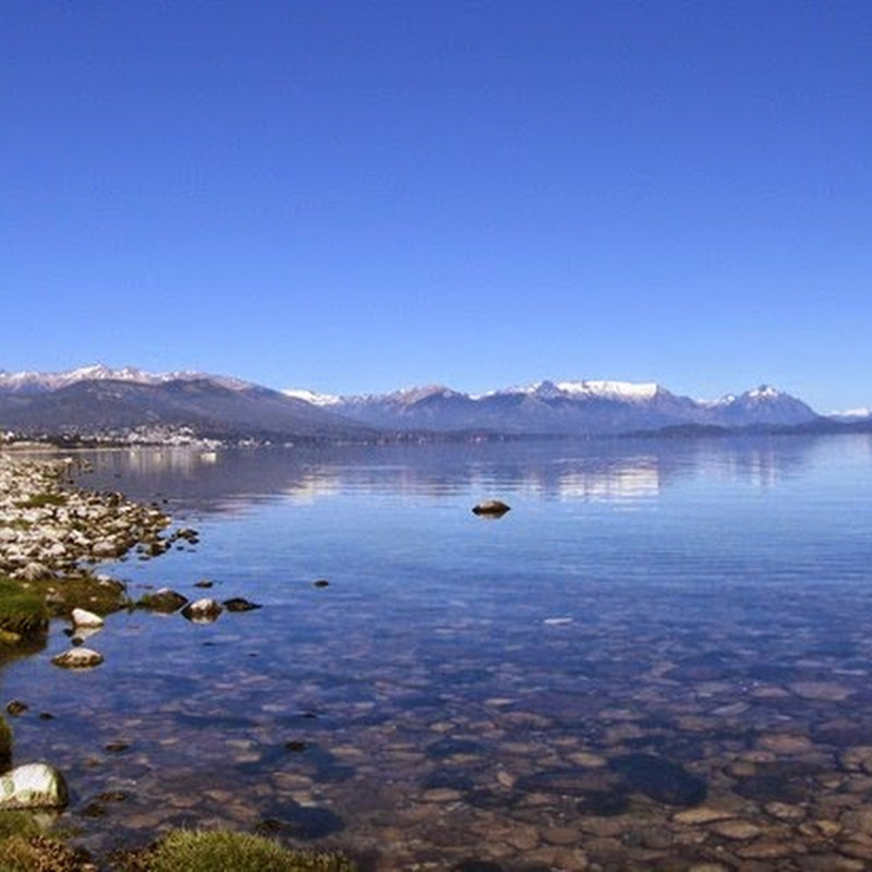 Los glaciares Moreno y Upsala desprenden continuamente en el Lago Argentino sus témpanos.