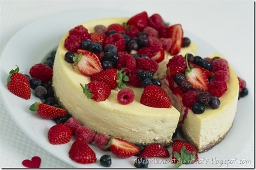Cheesecake-fragole-e-frutti-di-bosco_600x398
