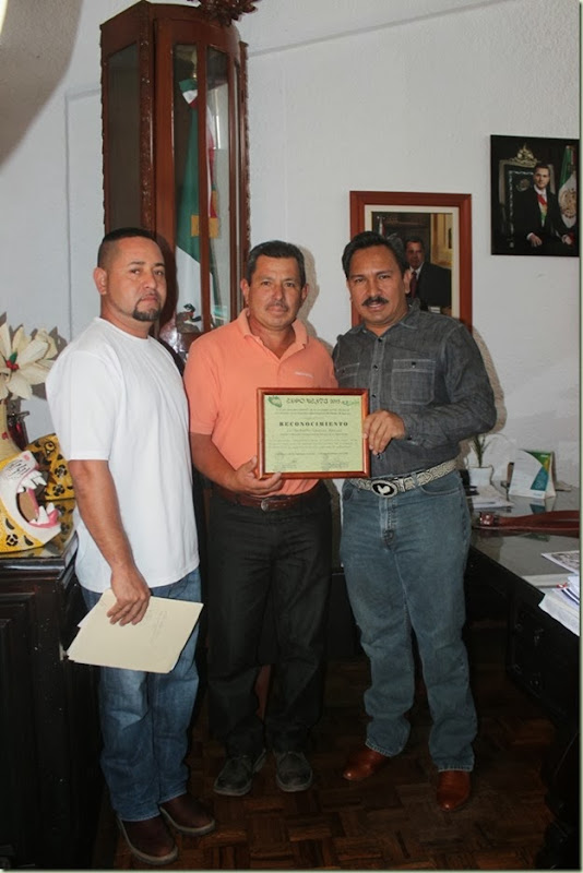 13-11-2013 pie de foto entrega de reconocimiento al presidente norberto