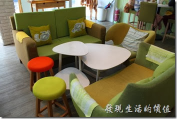 台南-小莫里。【Komori】餐廳的內座位分成沙發與木頭椅子兩種。