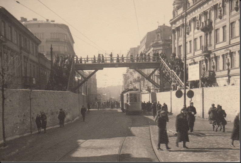 Varsavia, il ponte che unisce le due zone che compongono il ghetto, febbraio 1943