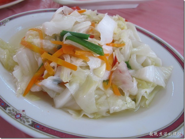 屏東後碧湖-昇日全平價海鮮。清炒高麗菜，NT$100(小)。這高麗菜非常甜，清脆爽口。
