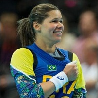 Mayssa, goleira da seleção brasileira de handebol, comemora vitória sobre Montenegro na Olimpíada