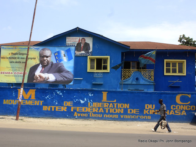 Un homme passe devant le siège du MLC ce 17/03/2011 à Kinshasa. Radio Okapi/ Ph. John Bompengo