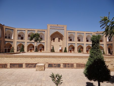 14. Curte interioara la Orient Star Khiva.JPG