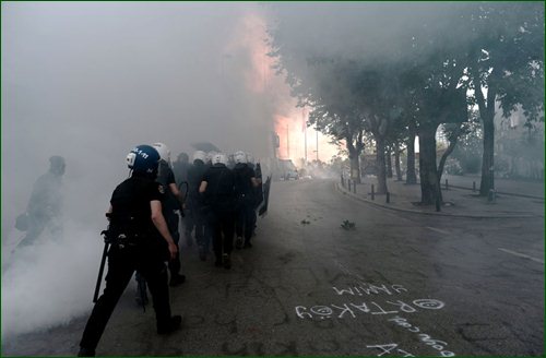 Турецкая полиция разгоняет протестующих